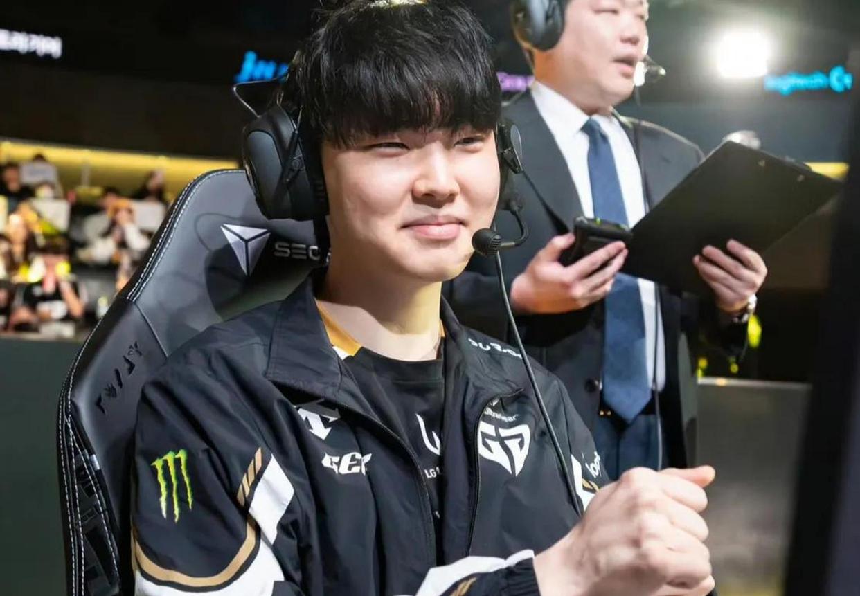 开云体育下载-GEN轻取T1，Deft极限生还后反打强强对话成都决赛之夜，点燃全场激情的简单介绍